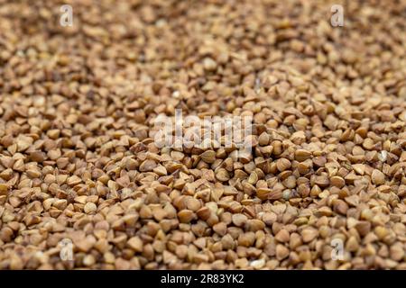 Stapel Buchweizenkörner als Hintergrund, Gewürze oder Gewürze als Hintergrund. Nahaufnahme Buchweizen Stockfoto