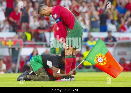 Ein portugiesischer Fan betritt das Spielfeld und schnappt sich Cristiano Ronaldos Füße während des UEFA Euro 2024, European Qualifiers, Group J, Fußballspiels zwischen Portugal und Bosnien und Herzegowina am 17. Juni 2023 im Estadio do SL Benfica in Lissabon, Portugal Stockfoto