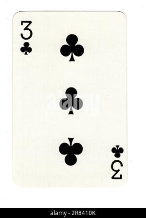 Eine klassische Spielkarte mit drei Clubs auf weißem Hintergrund. Stockfoto