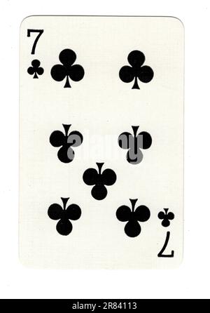 Eine klassische Karte mit sieben Clubs auf weißem Hintergrund. Stockfoto
