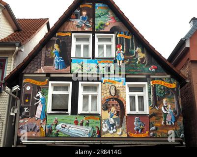 Hausgemälde mit Bildern aus deutschen Märchen von den Brüdern Grimm in Stockfoto