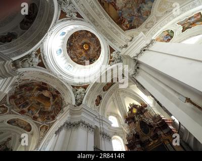 Innenraum der Barockkirche (Basilika) St. Martin in Weingarten (Württ.) Stockfoto