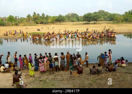 Fischereifestival in Venthanpatti bei Ponnamaravathy, Pudukkottai District, Tamil Nadu, Südindien, Inida, Asien. Während der Sommersaison, wenn der See Stockfoto