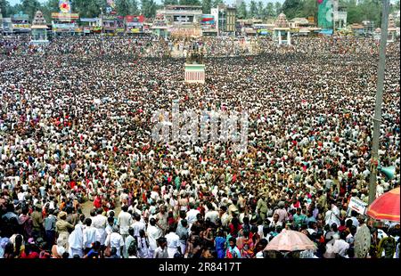 Bewässerung von Brahmma theertham (Sakrawasser) während des Mahamakham Festivals in Kumbakonam, Tamil Nadu, Indien, Asien Stockfoto