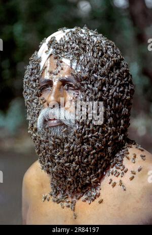 Bart, der verstorbene Mr. Rangaramanujam kannaian, Gesicht des Menschen bedeckt mit Bienen, Coimbatore, Tamil Nadu, Südindien, Indien, Asien Stockfoto