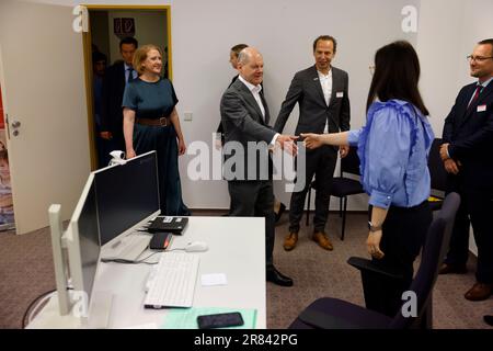 Potsdam, Deutschland. 19. Juni 2023. Bundeskanzlerin Olaf Scholz (SPD, M) und Lisa Paus (Bündnis 90/die Grünen, l), Bundesministerin für Familie, Senioren, Frauen und Jugend, begrüßen Ioana Ullrich (2. von rechts), Arbeitsmediatorin, bei ihrem Treffen im Familienfonds Berlin-Brandenburg. Kredit: ODD Andersen/afp Pool/dpa/Alamy Live News Stockfoto