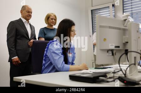 Potsdam, Deutschland. 19. Juni 2023. Bundeskanzlerin Olaf Scholz (SPD, l) und Lisa Paus (Bündnis 90/die Grünen, 2. von links), Bundesministerin für Familie, Senioren, Frauen und Jugend, beobachten Ioana Ullrich (Front), Arbeitsmediatorin, während ihres Besuchs beim Familienfonds Berlin-Brandenburg. Kredit: ODD Andersen/afp Pool/dpa/Alamy Live News Stockfoto