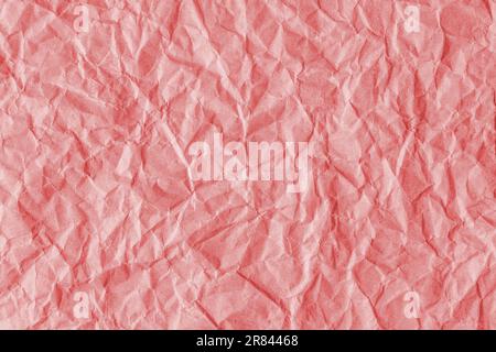 Recycelter zerknitterter roter Papierhintergrund. Abstrakter Hintergrund mit zerknittertem und faltenförmigem Hintergrund, Hintergrundbild mit Kopierbereich, Draufsicht. Stockfoto