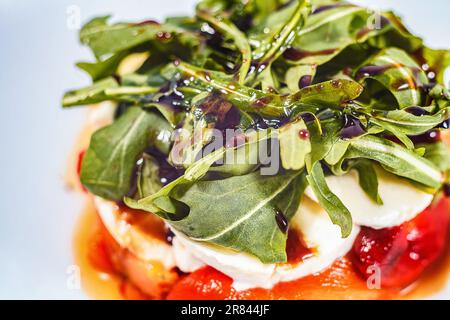 Ein köstliches italienisches Gericht mit frischen Tomaten, Gemüse und Mozzarella Salat mit einem Spritzer Sojasoße - der perfekte Start für eine gesunde Ernährung für Wellbein Stockfoto