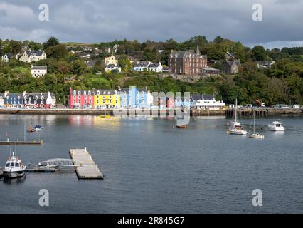 Die bunten Häuser an der Hafenfront von Tobermory auf der Insel Mull Stockfoto