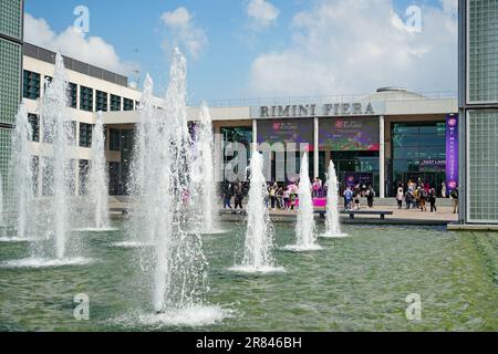 Rimini, Italien - 15. Juni 2023 : Haupteingang zu den Rimini Fiera Pavillons, während We Make Future. Stockfoto