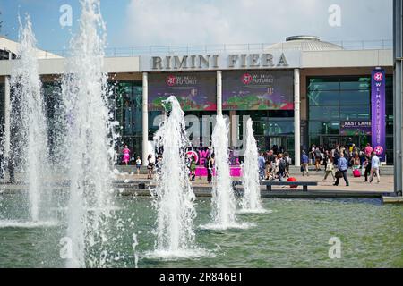 Rimini, Italien - 15. Juni 2023 : Haupteingang zu den Rimini Fiera Pavillons, während We Make Future. Stockfoto