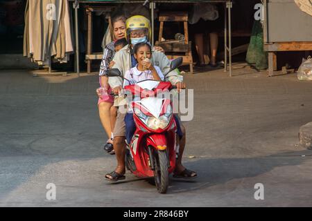 SAMUT PRAKAN, THAILAND, MÄRZ 03 2023, ein älteres Paar fährt mit kleinen Kindern Motorrad Stockfoto