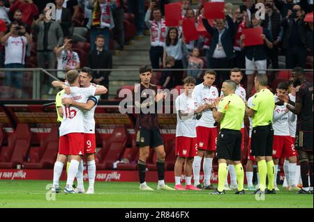 WARSCHAU, POLEN - 16. JUNI 2023: Freundschaftsspiel Polen gegen Deutschland 1:0. Jakub Blaszczykowski (L) verlässt das Feld letztes Mal und Robert Lewandowski Stockfoto