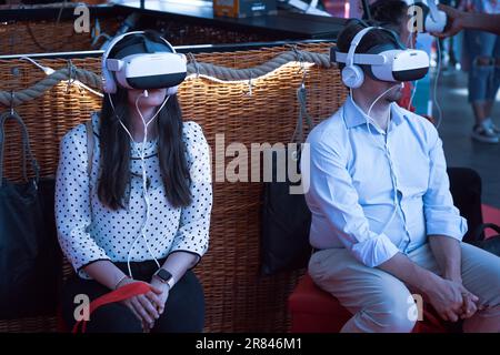 Rimini, Italien - 15. Juni 2023: Metaverse Digital Virtual Reality Technology eines Paares mit Brille und Headset VR verbunden mit dem virtuellen Raum Stockfoto