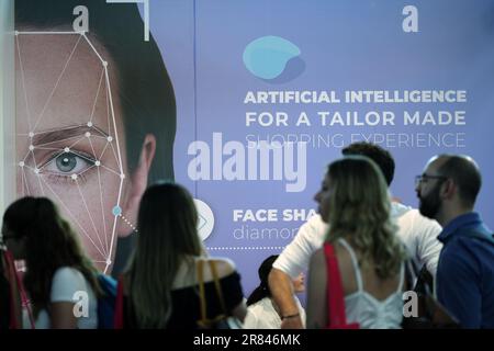 Rimini, Italien - 15. Juni 2023: Überfüllte Stände auf der Fiera di Rimini während der Innovationsveranstaltung „We make Future Stockfoto