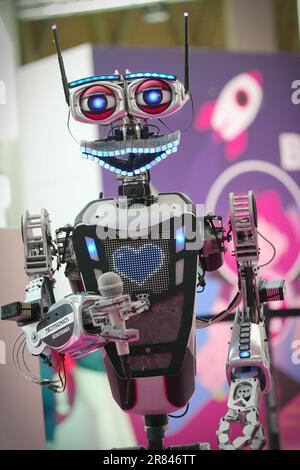 Rimini, Italien - 15. Juni 2023 : Robots-Star in einer innovativen Musical-Show, geschrieben von einer künstlichen Intelligenz für eine Vision der Zukunft von Entertai Stockfoto