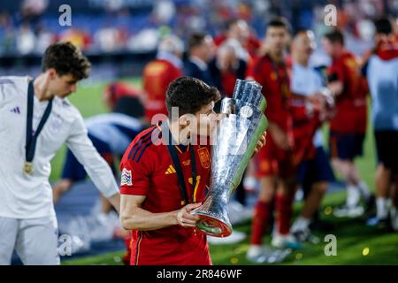 Rotterdam, Niederlande. 19. Juni 2023. Álvaro Morata aus Spanien feiert mit der Trophäe am Ende des Finalspiels der UEFA Nations League 2022/23 zwischen Kroatien und Spanien in De Kuip. (Endergebnisse: Spanien 5-4 Kroatien) Guthaben: SOPA Images Limited/Alamy Live News Stockfoto