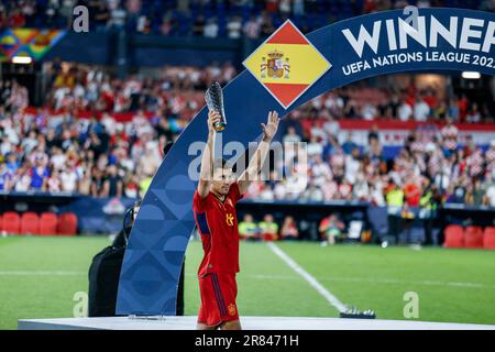 Rodrigo Hernández Cascante, bekannt als Rodri aus Spanien, erkennt die Fans an, nachdem sie nach dem Sieg des Teams im Finalspiel der UEFA Nations League 2022/23 zwischen Kroatien und Spanien in De Kuip als Spieler des Turniers ausgezeichnet wurden. (Endpunktzahl: Spanien 5-4 Kroatien) Stockfoto