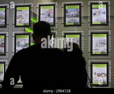 Ein Dateifoto vom 18. Dezember 12/16 von Leuten, die in ein Maklerfenster schauen, da die durchschnittliche zweijährige Hypothek auf dem Markt mit festem Zinssatz in diesem Jahr zum ersten Mal über 6 % lag. Stockfoto