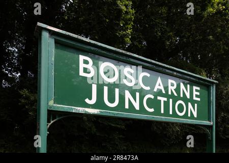 Boscarne, Cornwall, Großbritannien - Juni 13. Am 13. Juni 2023 ist das Schild für den Bahnhof Boscarne Kreuzung, Cornwall, am Bahnhof Boscarne ausgeschildert Stockfoto