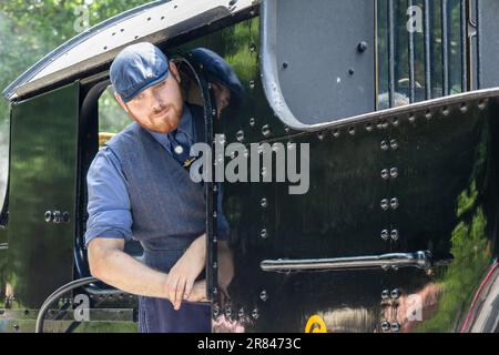 Boscarne, Cornwall, Großbritannien - Juni 13. Dampfeisenbahn an der Kreuzung Boscarne in Bodmin, Cornwall am 13. Juni 2023. Ein unidentifizierter Mann Stockfoto