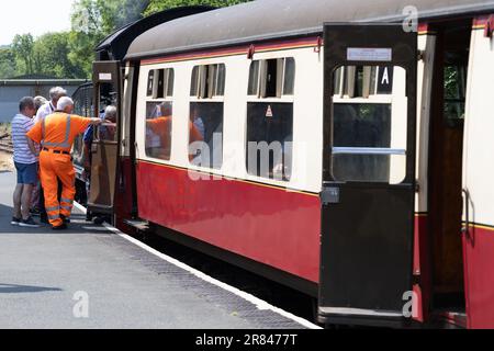 Bodmin, Cornwall, Großbritannien - 13. Juni. Dampfeisenbahn am Bodmin General Bahnhof in Bodmin, Cornwall, am 13. Juni 2023. Nicht identifizierte Personen Stockfoto