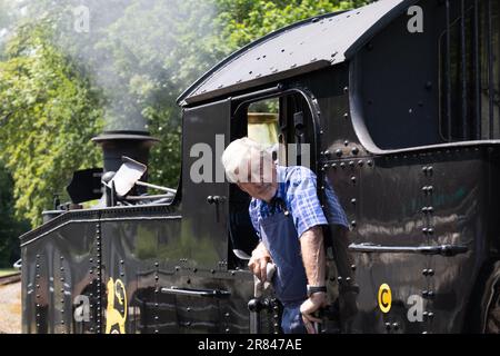 Boscarne, Cornwall, Großbritannien - Juni 13. Dampfeisenbahn in Bodmin, Cornwall am 13. Juni 2023. Ein unidentifizierter Mann Stockfoto