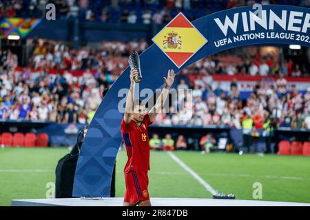 Rodrigo Hernández Cascante, bekannt als Rodri aus Spanien, erkennt die Fans an, nachdem sie nach dem Sieg des Teams im Finalspiel der UEFA Nations League 2022/23 zwischen Kroatien und Spanien in De Kuip als Spieler des Turniers ausgezeichnet wurden. (Endergebnisse: Spanien 5-4 Kroatien) (Foto: Mohammad Javad Abjoushak / SOPA Images/Sipa USA) Stockfoto