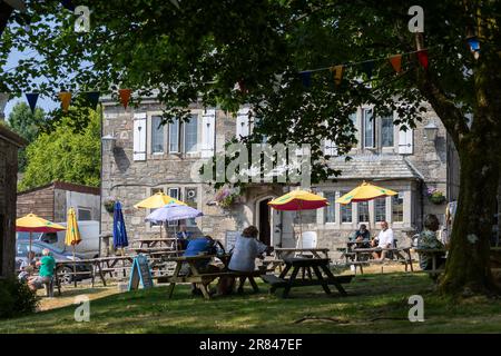 BlIsland, Cornwall, Großbritannien - 13. Juni. Blick auf das Inn in BlIsland Cornwall am 13. Juni 2023. Nicht identifizierte Personen Stockfoto