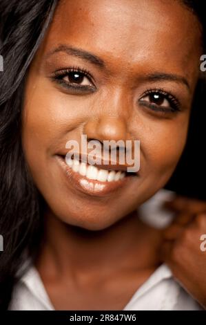 Nahaufnahme-Studioporträt einer jungen afroamerikanischen Frau Stockfoto