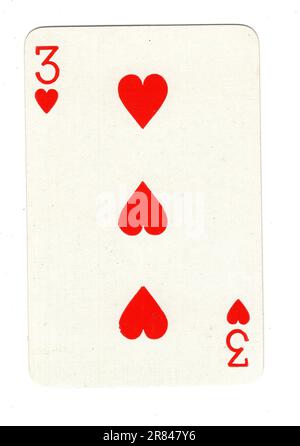 Eine klassische Karte mit drei Herzen auf weißem Hintergrund. Stockfoto