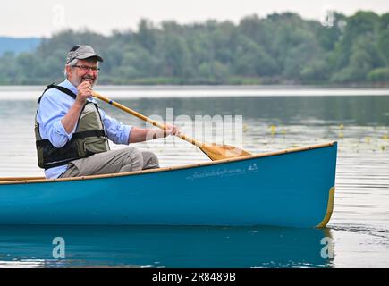 Schwedt, Deutschland. 19. Juni 2023. Axel Vogel (Bündnis 90/die Grünen), Umweltminister Brandenburgs, sitzt in einem Kanu und nimmt an einer Testfischerei auf der Schwedter Querfahrt an der deutsch-polnischen Grenze oder im Nationalpark des unteren oder-Tals Teil. Neumann, ein Mitglied des Europäischen Parlaments, nahm ebenfalls an der Versuchsfischerei Teil. Fast ein Jahr nach der verheerenden Umweltkatastrophe und ihrer ersten Reise in die oder ist Neumann wieder auf Tour entlang des Flusses. Kredit: Patrick Pleul/dpa/Alamy Live News Stockfoto