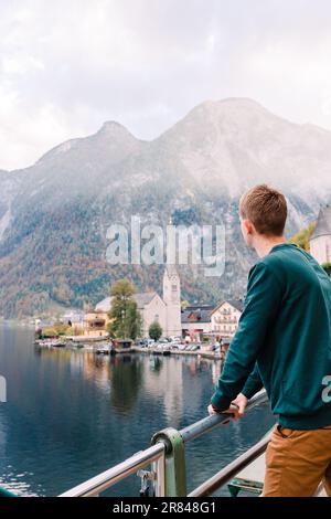 Touristen genießen den Blick auf den Hallstatt-See in Österreich Stockfoto