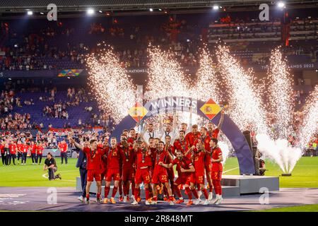 18-06-2023: Sport: Kroatie gegen Spanje ROTTERDAM, NIEDERLANDE - JUNI 18: Spieler Spaniens feiern den Sieg der Völkerliga mit dem Cup während des Stockfoto