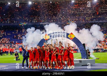 18-06-2023: Sport: Kroatie gegen Spanje ROTTERDAM, NIEDERLANDE - JUNI 18: Spieler Spaniens feiern den Sieg der Völkerliga mit dem Cup während des Stockfoto