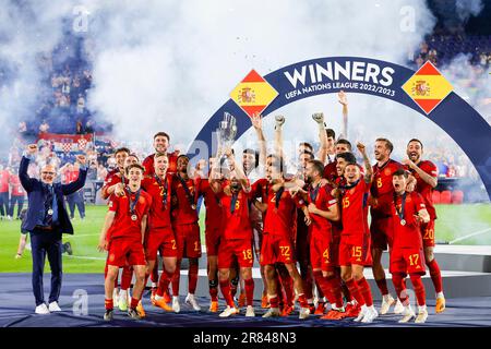 18-06-2023: Sport: Kroatie gegen Spanje ROTTERDAM, NIEDERLANDE - JUNI 18: Spieler Spaniens feiern den Sieg der Völkerliga mit dem Cup während des Stockfoto