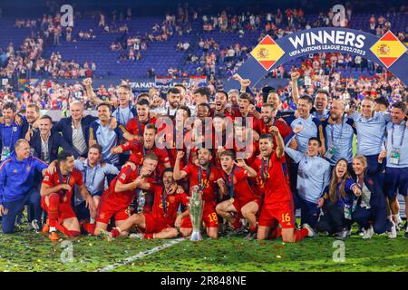 18-06-2023: Sport: Kroatie gegen Spanje ROTTERDAM, NIEDERLANDE - JUNI 18: Spieler Spaniens feiern den Sieg der Völkerliga mit dem Cup während des Stockfoto