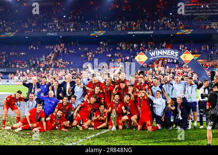 18-06-2023: Sport: Kroatie gegen Spanje ROTTERDAM, NIEDERLANDE - JUNI 18: Spieler Spaniens feiern den Sieg der Völkerliga mit dem Cup während des Stockfoto