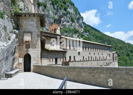 Blick auf das Kloster des Heiligen Benedikt in Subiaco, einem mittelalterlichen Dorf in der Nähe von Rom, Italien. Stockfoto