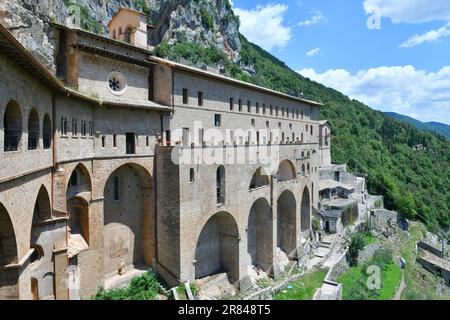 Blick auf das Kloster des Heiligen Benedikt in Subiaco, einem mittelalterlichen Dorf in der Nähe von Rom, Italien. Stockfoto