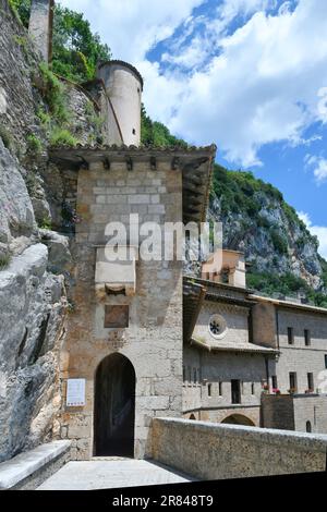 Eingang zum Kloster San Benedetto in Subiaco, einem mittelalterlichen Dorf in der Nähe von Rom, Italien. Stockfoto