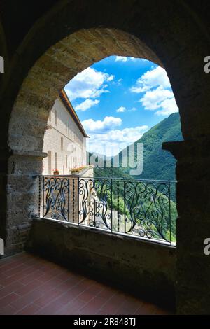 Blick auf das Kloster des Heiligen Benedikt in Subiaco, einem mittelalterlichen Dorf in der Nähe von Rom, Italien. Stockfoto