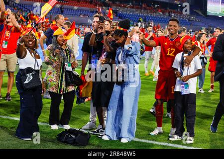 18-06-2023: Sport: Kroatie gegen Spanje ROTTERDAM, NIEDERLANDE - JUNI 18: Ansu Fati (Spanien) feiert den Sieg der Völkerliga mit seiner Familie Stockfoto