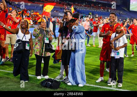 18-06-2023: Sport: Kroatie gegen Spanje ROTTERDAM, NIEDERLANDE - JUNI 18: Ansu Fati (Spanien) feiert den Sieg der Völkerliga mit seiner Familie Stockfoto