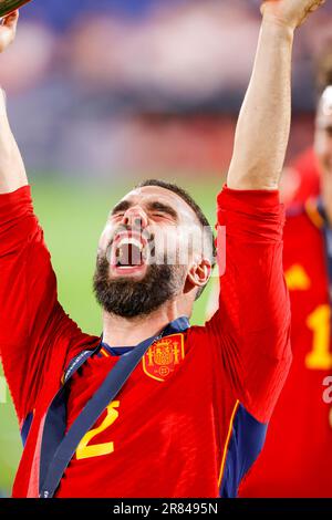 18-06-2023: Sport: Kroatie gegen Spanje ROTTERDAM, NIEDERLANDE - JUNI 18: Dani Carvajal (Spanien) mit dem Nationenliga-Pokal während des Spiels UEFA Nations Stockfoto