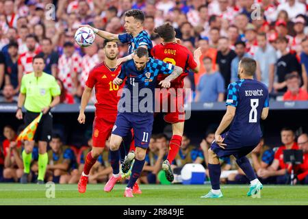 18-06-2023: Sport: Kroatie/Spanje ROTTERDAM, NIEDERLANDE - JUNI 18: Marcelo Brozovic (Kroatien), Gavi (Spanien), Ivan Perisic (Kroatien) während der MAT Stockfoto
