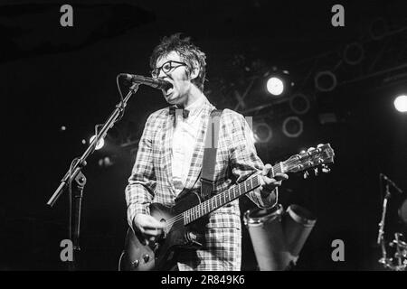 E – Mark Oliver Everett – von der EEels-Band, die am 23. August 1997 beim Reading Festival, Reading, Großbritannien, spielt. Foto: Rob Watkins Stockfoto