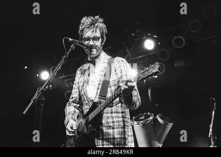 E – Mark Oliver Everett – von der EEels-Band, die am 23. August 1997 beim Reading Festival, Reading, Großbritannien, spielt. Foto: Rob Watkins Stockfoto