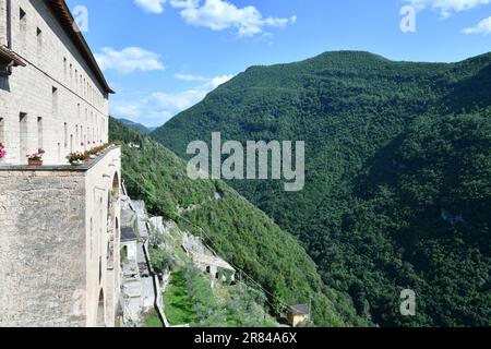 Blick auf das Kloster des Heiligen Benedikt in Subiaco, einem mittelalterlichen Dorf in der Nähe von Rom, Italien. Stockfoto